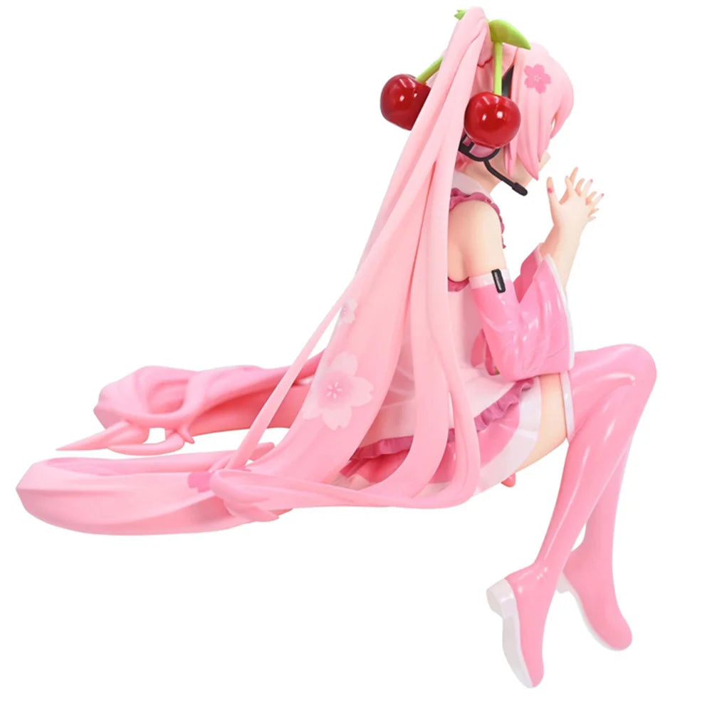 Figura de uma anime girl Hatsune Miku em um figurino rosa com chapéu de cereja, vestido com elementos de cosplay e aparência fofa, ideal para fãs de cultura pop japonesa.