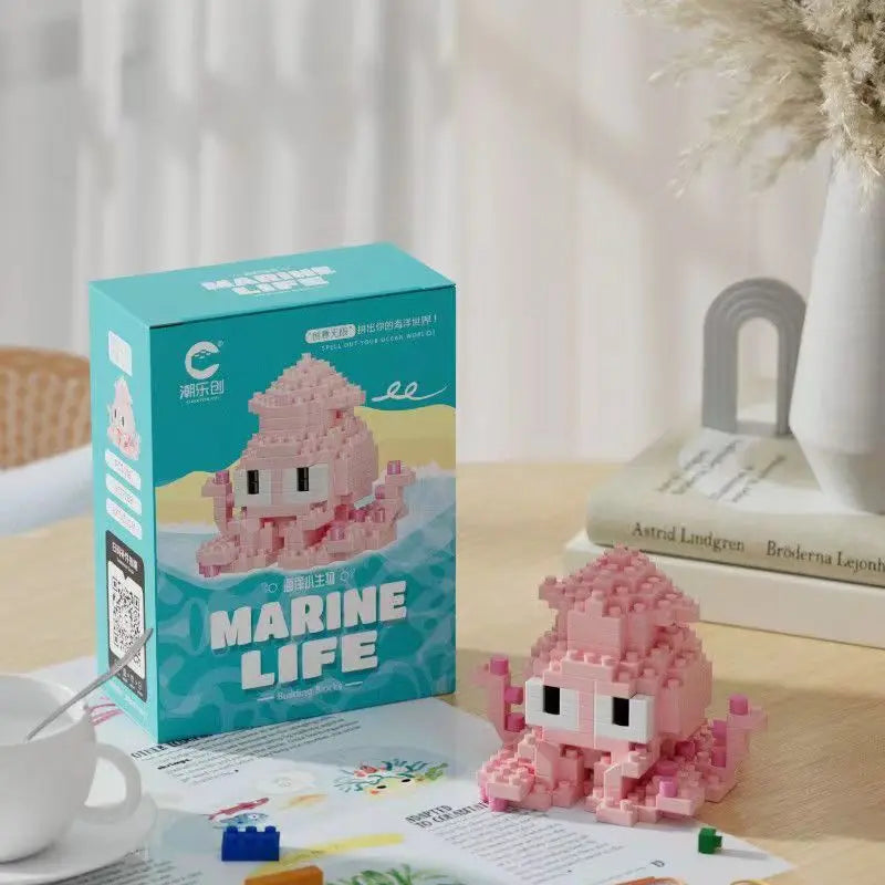 Imagem de um conjunto de blocos de construção em miniatura formando um polvo rosa, com embalagem de brinquedo Marine Life ao fundo, ideal para crianças que adoram atividades lúdicas e educativas.