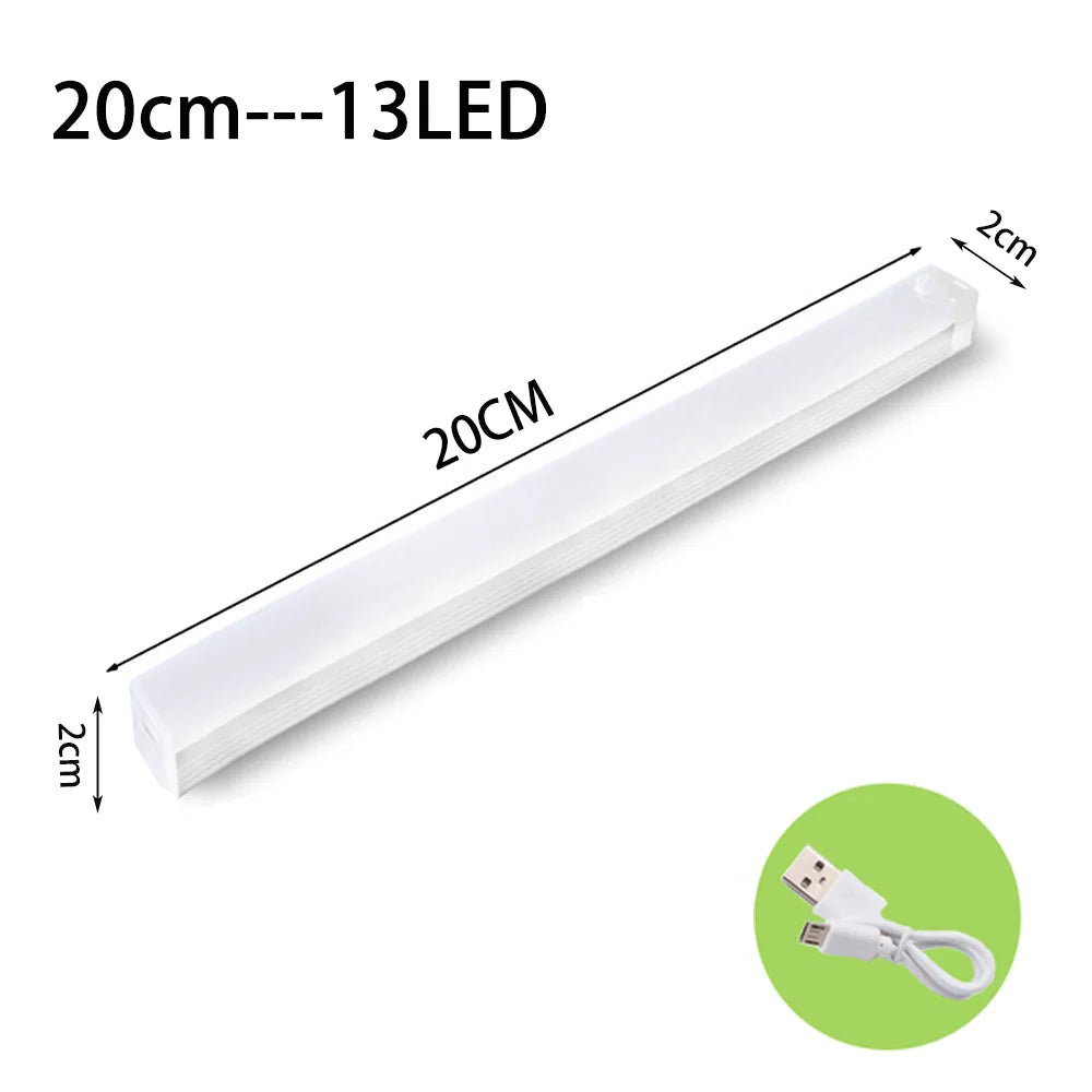 Luminária LED de 20cm com 13 LEDs compacta, ideal para iluminação eficiente em ambientes internos, com cabo USB para fácil conexão.