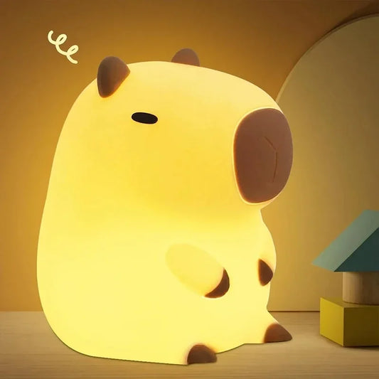 Luminária de decoração em forma de capivara amarela com detalhes marrons, ideal para ambientes infantis e decoração moderna.