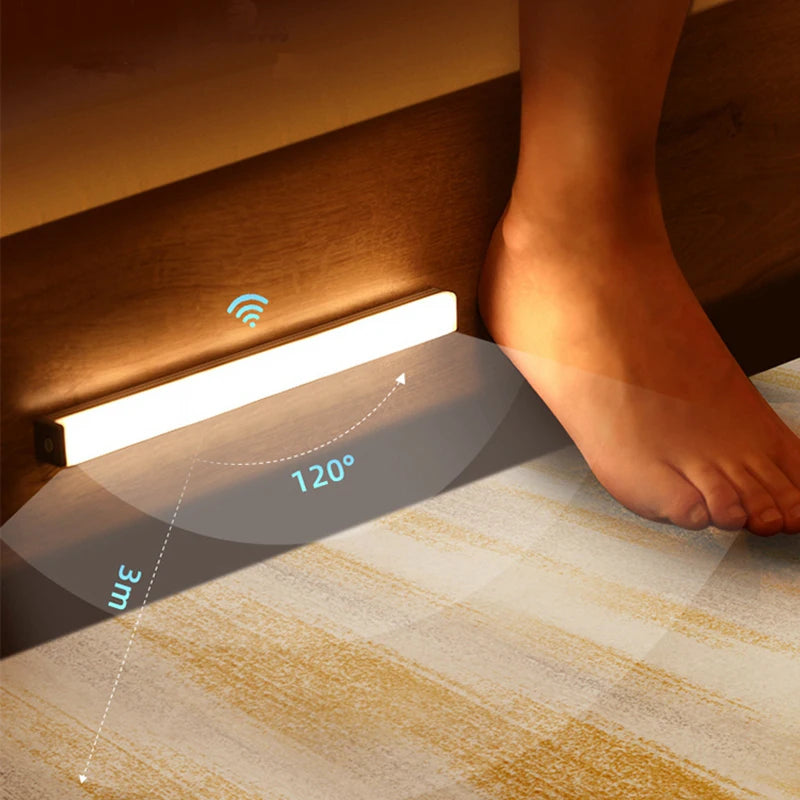 Pessoa tocando o pé ao chão com uma luminária inteligente na lateral com conexão Wi-Fi, que ilumina o ambiente com raio de 120 graus e 3W de potência, destacando tecnologia para iluminação moderna.
