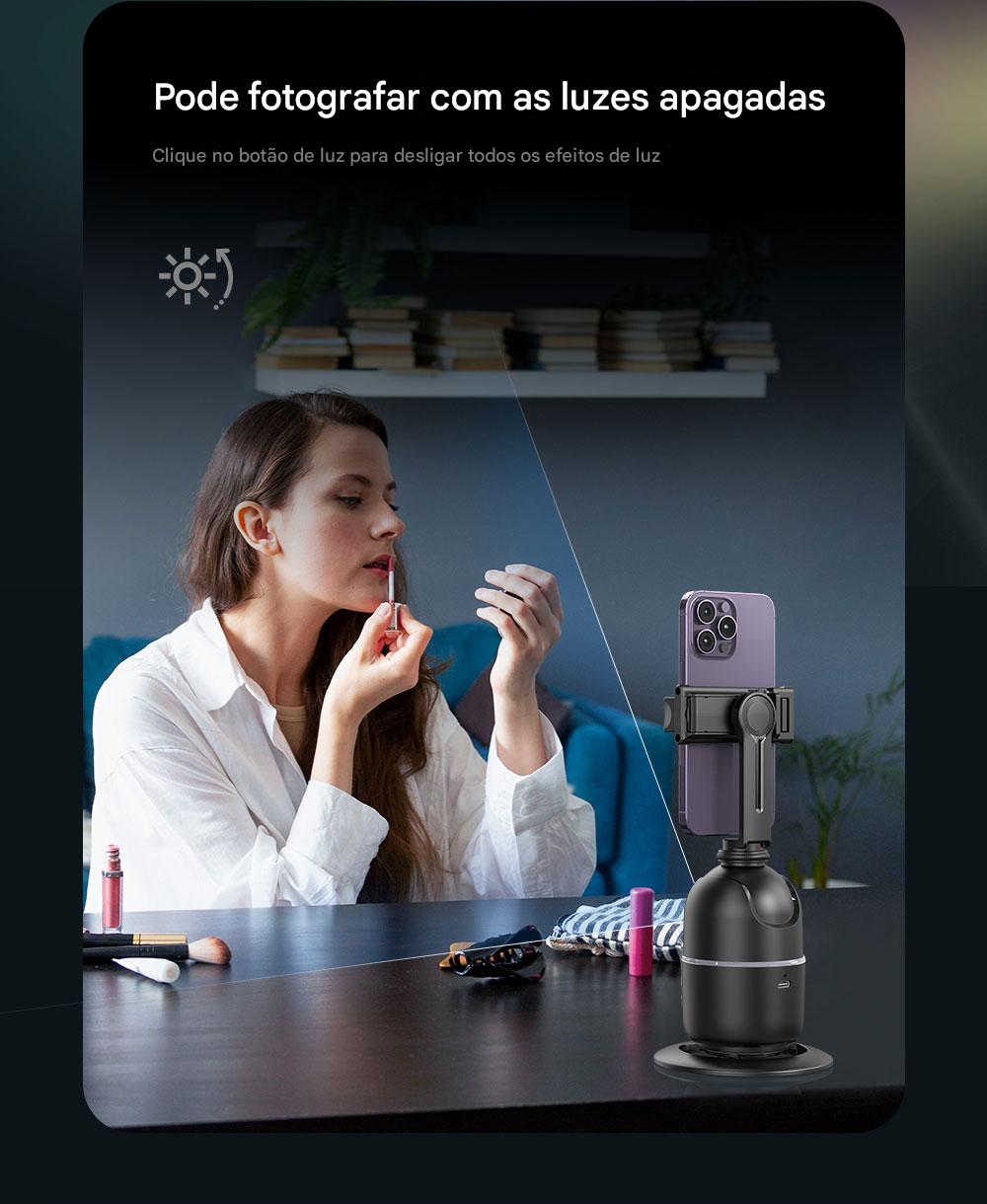 Mulher se preparando para fotografar com uma câmera estabilizadora em ambiente interno, usando luzes apagadas e foco em detalhes de maquiagem para fotos.