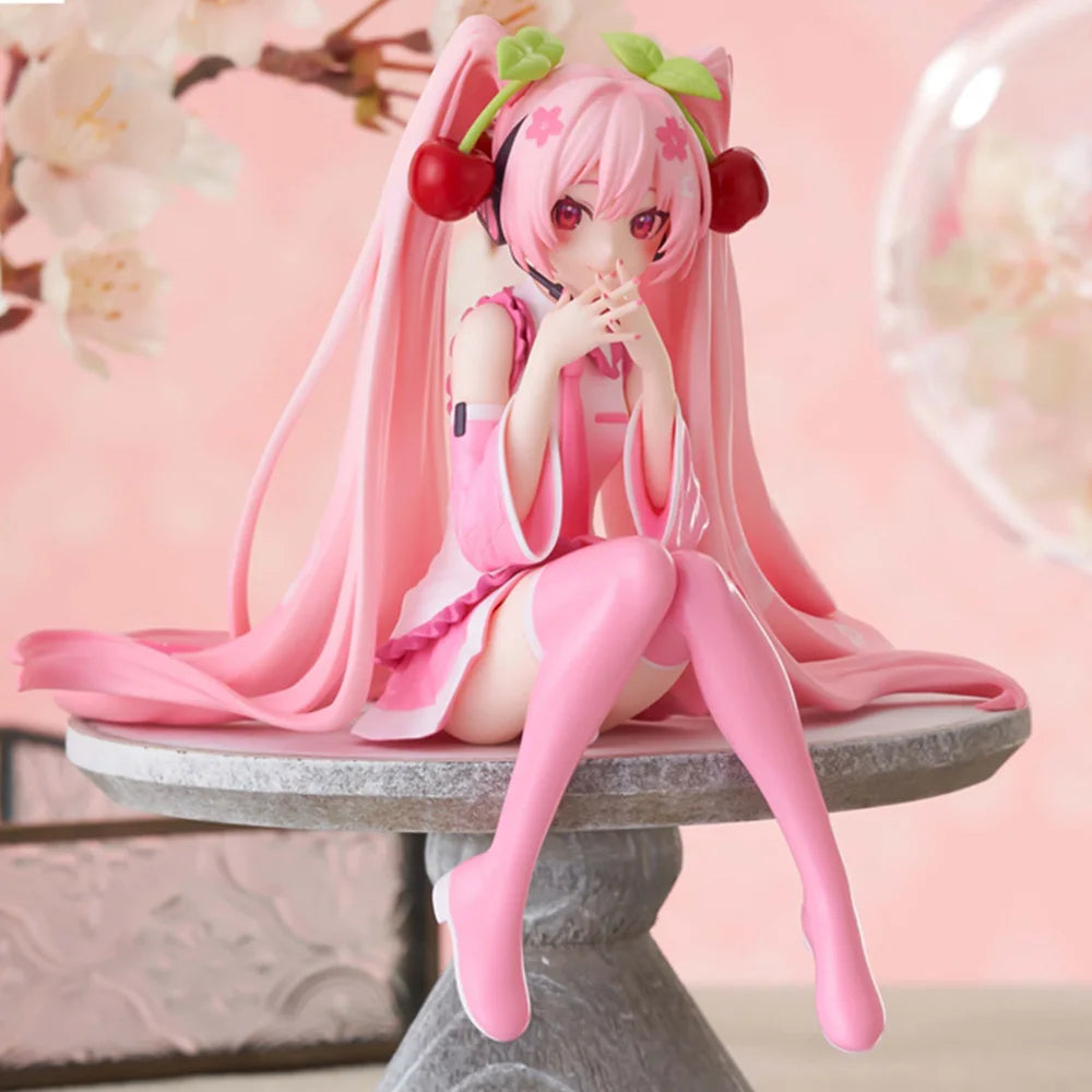 Estátua de Hatsune Miku de anime rosa sentada em um banco, com longas orelhas de gato, cabelo rosa, roupas rosa e detalhes em verde na cabeça, fundo com flores de cerejeira.