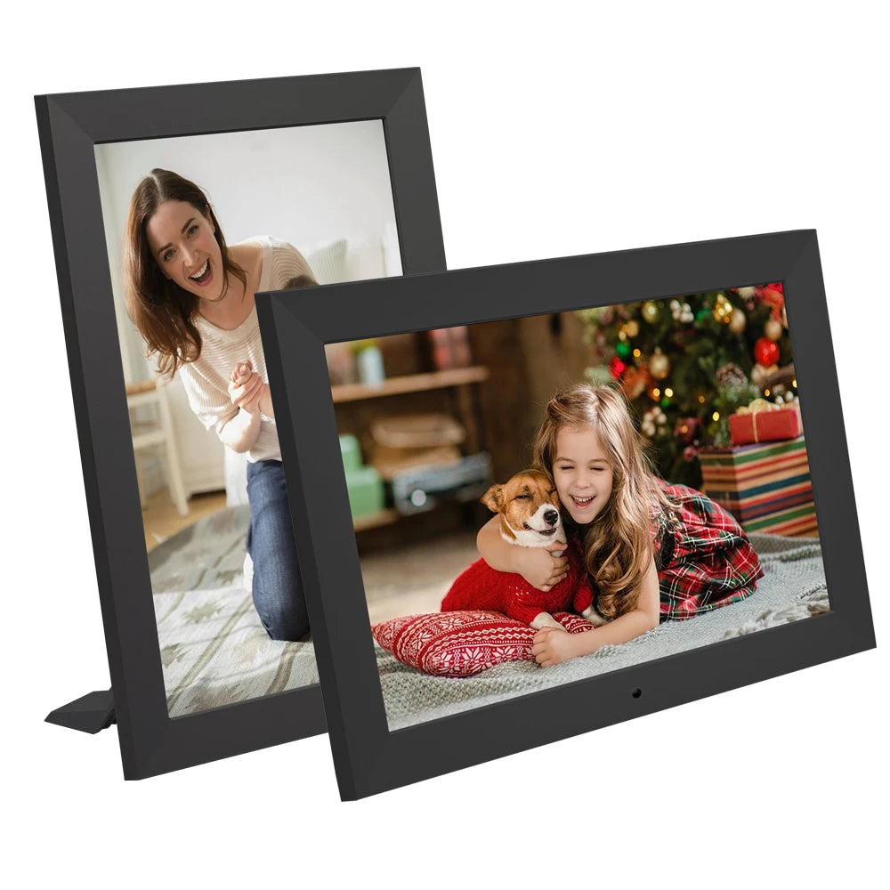 Quadros digitais de fotos com mulheres sorrindo e uma criança com um filhote de cachorro durante o Natal, decorado com árvore de Natal e presentes.