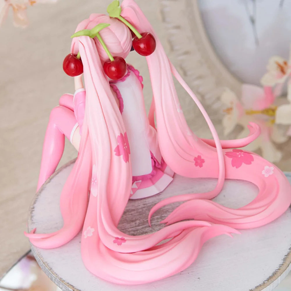 Action figure de princesa Hatsune Miku com cabelo cor de rosa, decorado com cerejas de plástico e detalhes em flores, perfeito para decorações infantis.