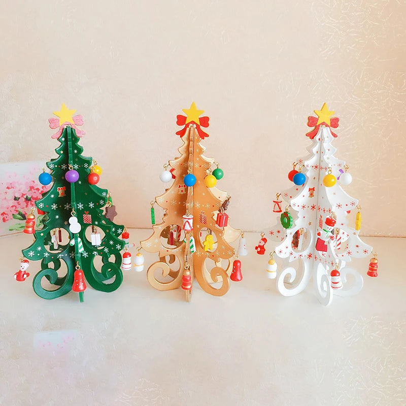 Três árvores de Natal decorativas de madeira, coloridas em verde, bege e branco, com enfeites festivos, bolinhas, presentes e estrelas no topo.