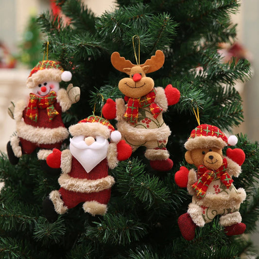 Decoração de Natal com enfeites fofos de Papai Noel, rena, urso e boneco de neve pendurados na árvore de Natal, ideal para festas e decoração natalina.