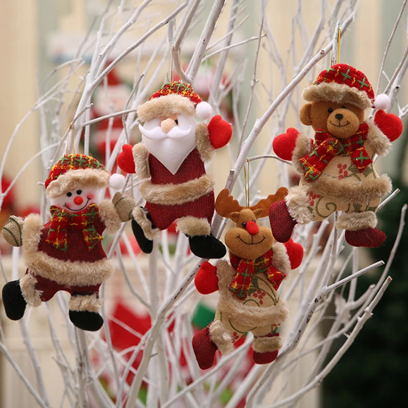 Decoração natalina com enfeites de Natal fofos em formato de Papai Noel, Papai Noel, urso de Natal e boneco de neve sorridente pendurados em galhos brancos.
