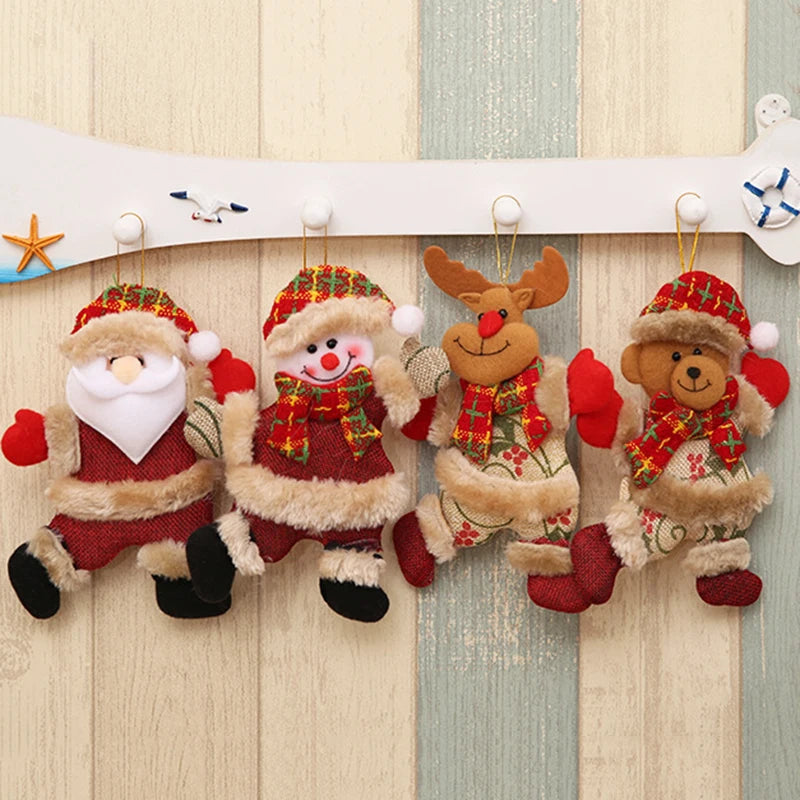 Decoração natalina com quatro Papais Noel e um duende de pelúcia, decorando ambiente com tema de Natal, incluindo detalhes como estrelas, aviões e bonecos de neve.
