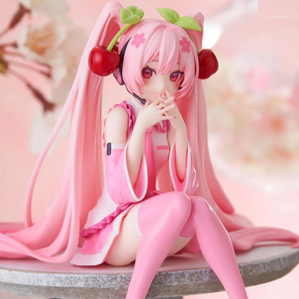 Figura de anime Hatsune Miku rosa com cabelos longos, usando roupa rosa, com acessórios de cereja na cabeça, em uma pose fofa e delicada, com um fundo suave e doce.