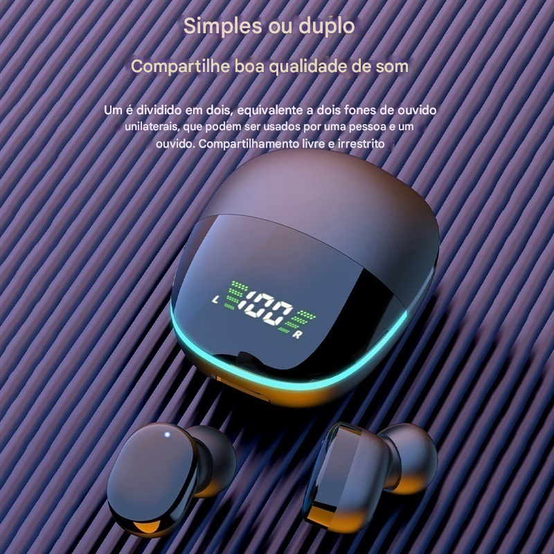 Fones de ouvido sem fio com estojo de carregamento digital exibindo a leitura de bateria, sobre fundo com design de linhas roxas, ideal para compartilhar boa qualidade de som.