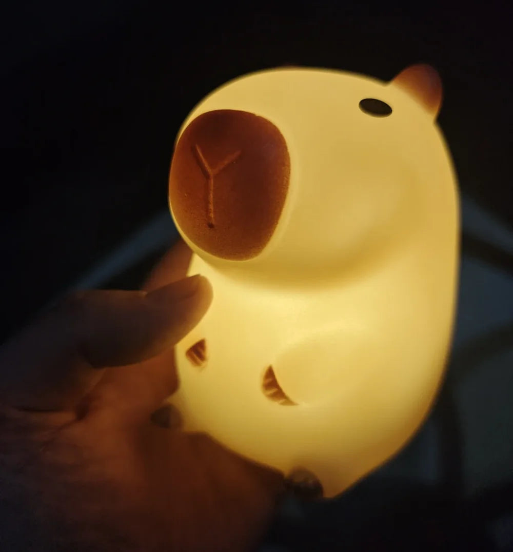 Luminária de capivara em amarelo, com feições fofas e um design aconchegante, ideal para ambiente infantil ou decoração delicada.