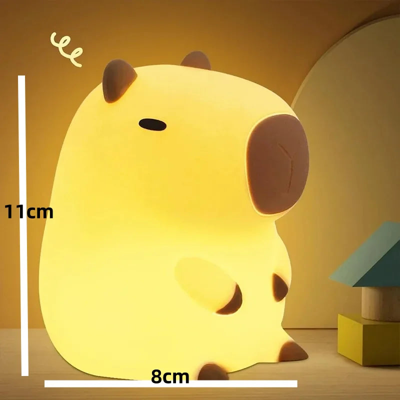 Luminária de LED em formato de capivara amarelo e marrom, decorativa e divertida, ideal para quartos ou ambientes infantis.
