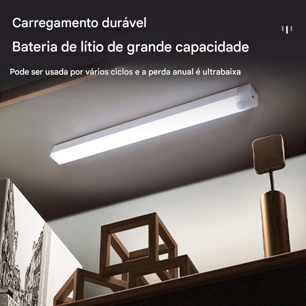 Imagem de uma luminária de luz LED instalada no teto, destacando o carregamento durável de bateria de lítio de grande capacidade, ideal para diversos ciclos e com baixa perda anual.