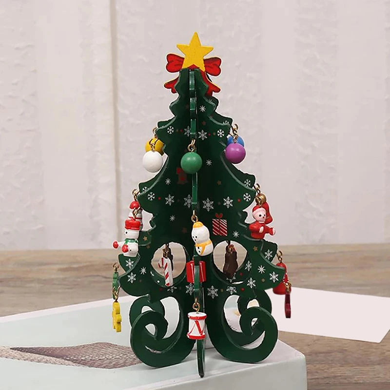 Mini árvore de Natal decorativa de madeira verde com enfeites coloridos e presente, medindo 19cm por 14cm, ideal para decoração natalina de mesa.