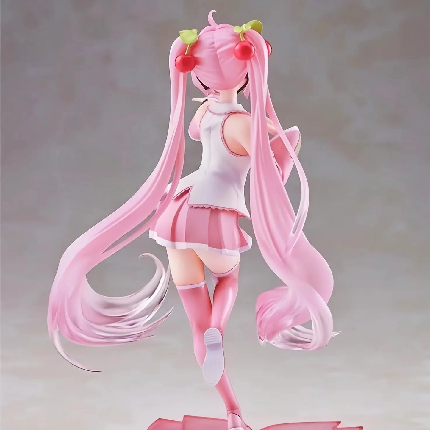 Figura de uma personagem de anime Hatsune Miku Sakura com cabelo longo e rosa, vestindo saia curta, meia-calça e blusa branca, com detalhes fofos e estilo anime fofo.