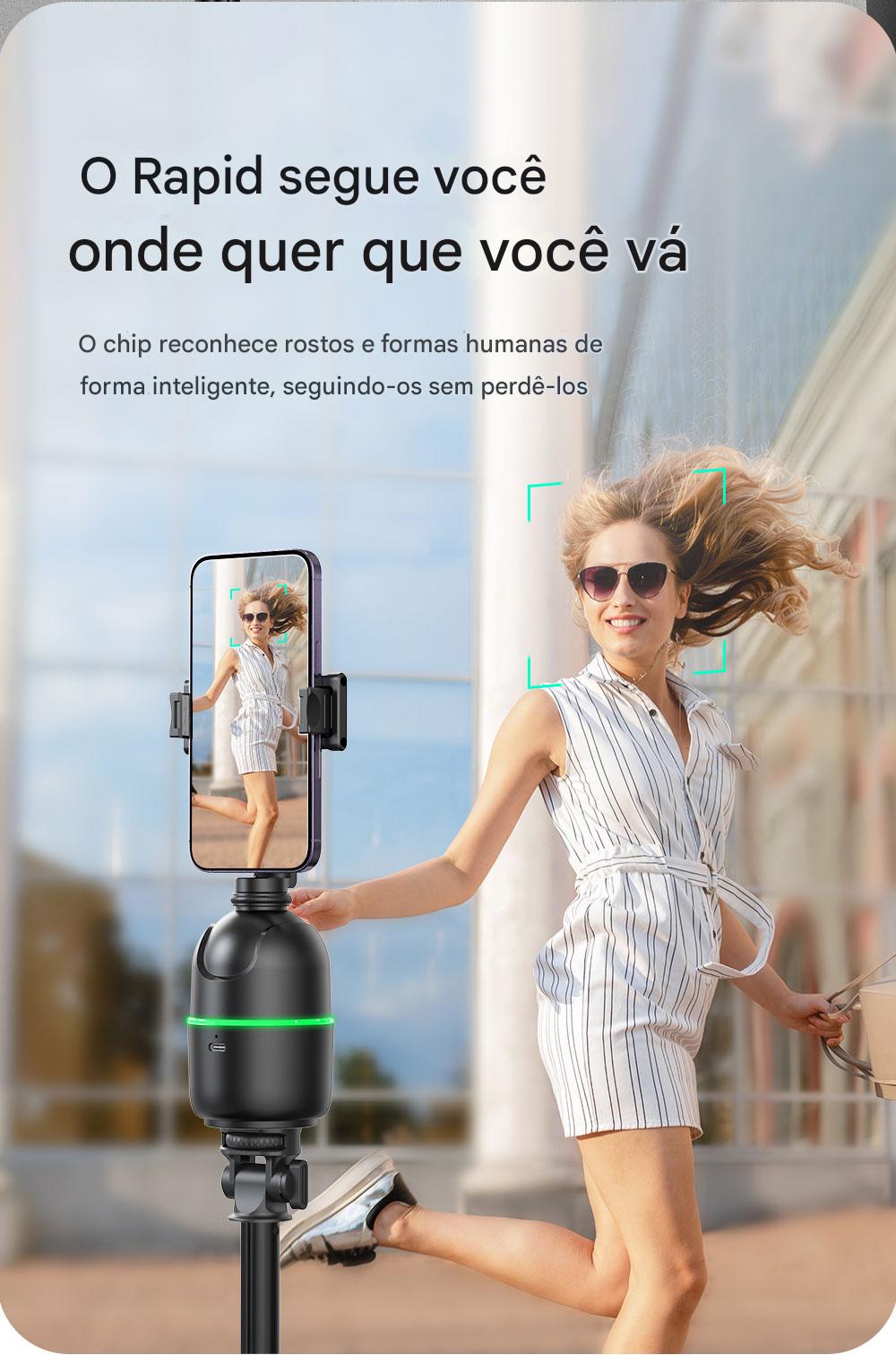 Mulher sorridente usando óculos de sol e vestido listrado enquanto tira selfie ao ar livre, com tecnologia de reconhecimento facial e suporte para celular.